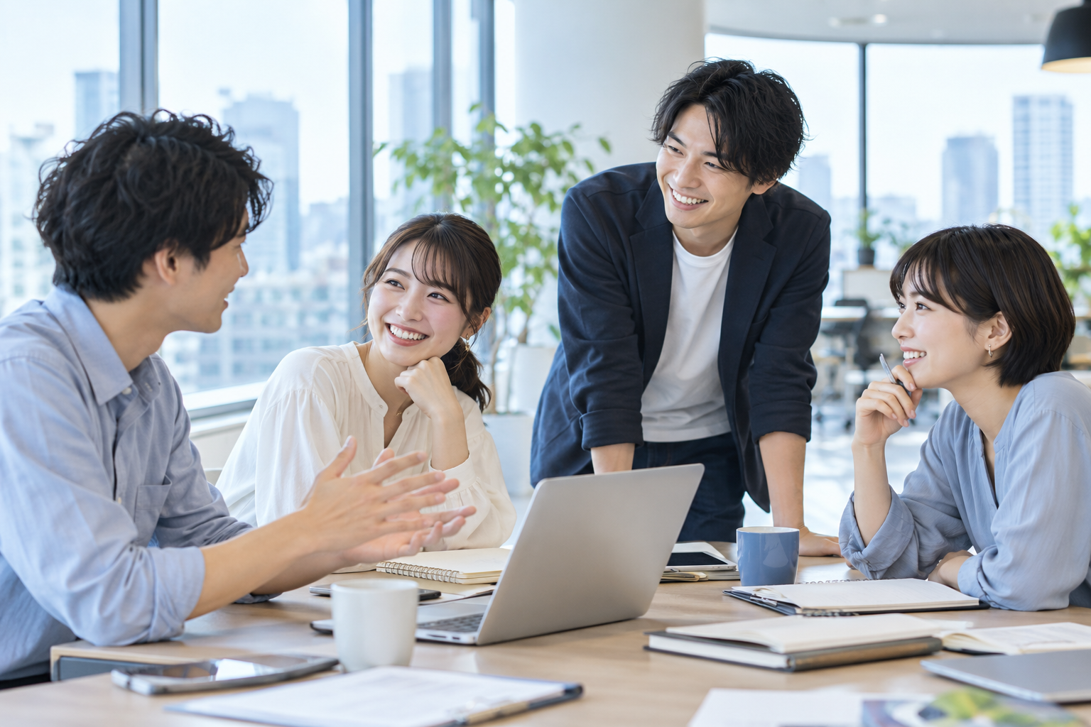 職場でアイデアを共有するメンバーたち