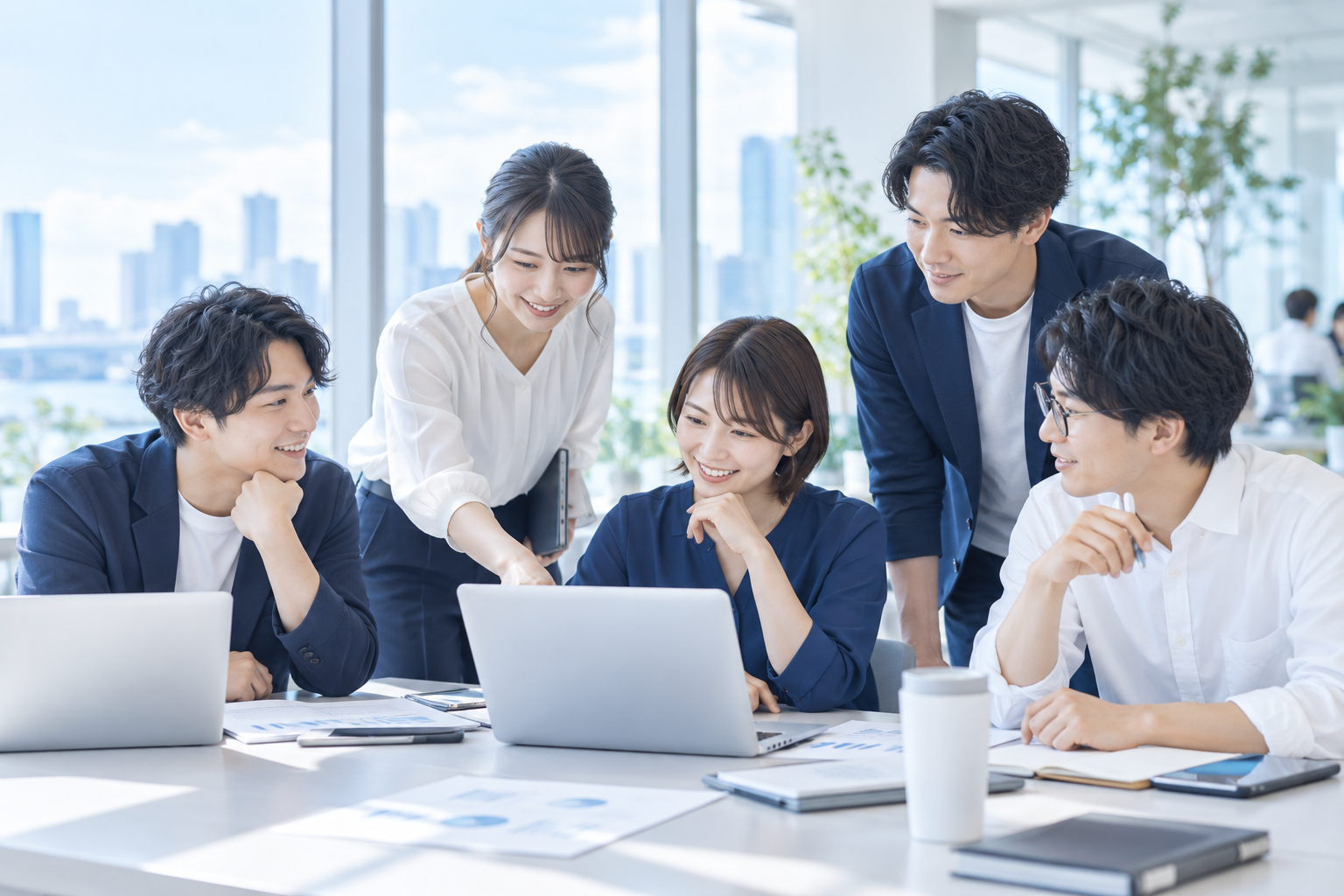 明るいオフィスで話し合う若いビジネスチーム